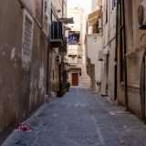 Da qui svoltiamo a sinistra su vico Arco del Carmine